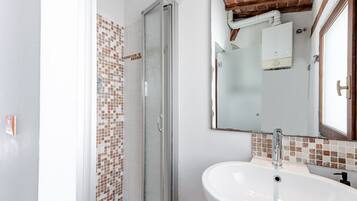 Douche, sèche-cheveux, bidet, serviettes fournies