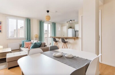 NEW! The 310: 2-bed apartment - AC, parking, balcony in the city, near the river