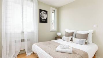 2 slaapkamers, een bureau, een strijkplank/strijkijzer, reisbedje