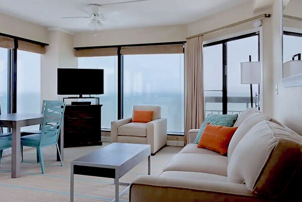 Living area - Stunning resort with full kitchen and amenities right on Myrtle Beach (Myrtle Beach)