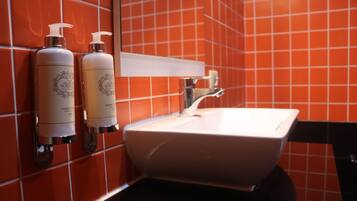 Ducha, secador de pelo, toallas, jabón