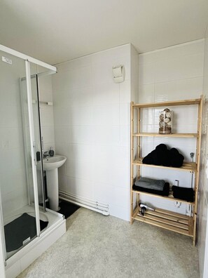 Douche, sèche-cheveux, serviettes fournies, savon