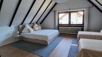 1 Schlafzimmer, Schreibtisch, Bügeleisen/Bügelbrett, Reisekinderbett