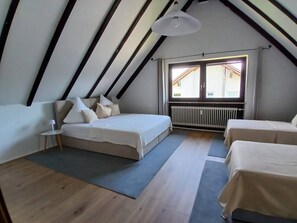 1 Schlafzimmer, Schreibtisch, Bügeleisen/Bügelbrett, Reisekinderbett