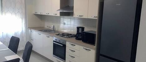 Een oven, een vaatwasser