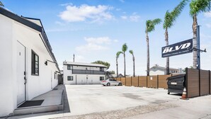 Un bâtiment moderne avec une enseigne indiquant « The BLVD » et une voiture garée devant.
