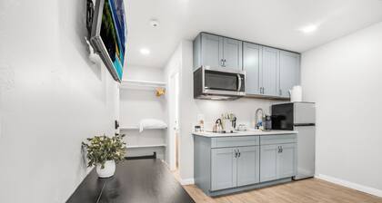 Central Modern Apartment w/ AC - Sleeps 3