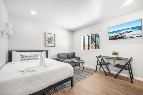 Central Modern Apartment w/ AC - Sleeps 3