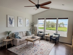 TV connectée, cheminée, livres