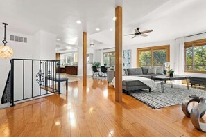 Una televisión, una oficina