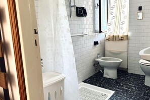 Shower, bidet, towels