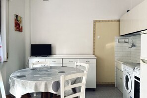Fridge, oven, dining tables - RM08 - Senigallia, two-room apartment facing the sea (Senigallia)