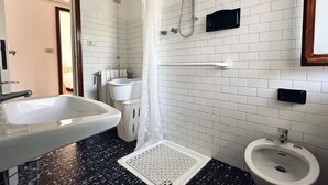A bathroom with a sink, bidet, shower, and a mirror. - RM08 - Senigallia, two-room apartment facing the sea (Senigallia)