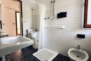 Shower, bidet, towels