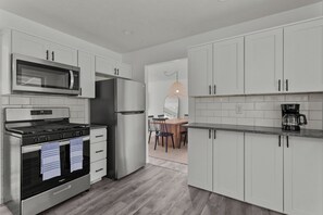 Private kitchen - 2024 New 3-bedroom house with WiFi, AC in Kokomo (Kokomo)