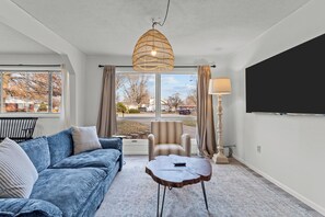 Living area - 2024 New 3-bedroom house with WiFi, AC in Kokomo (Kokomo)