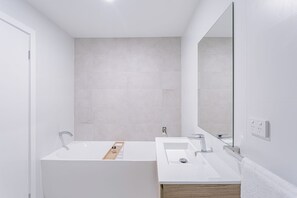 Séchoir à cheveux, serviettes fournies, savon, shampooing