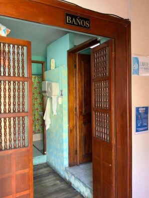 Economy Room | Bathroom | Combined shower/bathtub, rainfall showerhead, towels, soap - Hostal Rock Quito (Quito)