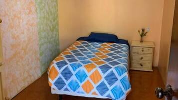 Habitación económica | Ropa de cama de alta calidad, edredón y camas con pillow-top