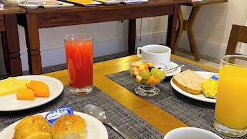 含每日吃到飽早餐