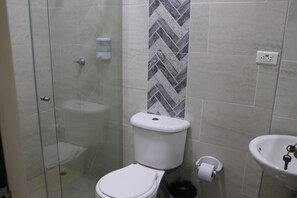 Classic dubbelrum eller tvÄbÀddsrum | Badrum | Regndusch och handdukar