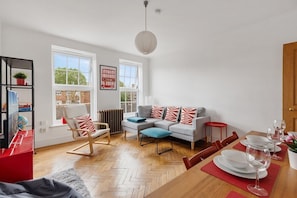 Living area - 15min to Tower Bridge! | Amazing Transport Links! (Greater London)