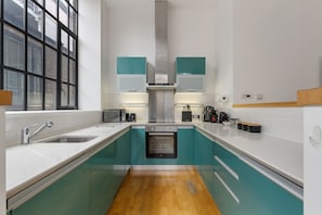 Fridge, microwave, oven, stovetop - Chic King’s Cross Urban Escape (Greater London)