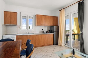 Refrigerador con freezer, placa de cocina, utensilios de cocina