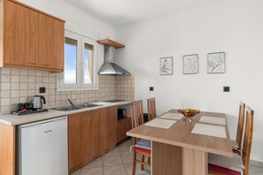 Refrigerador con freezer, placa de cocina, utensilios de cocina