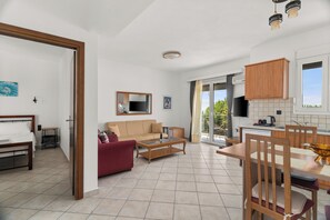 Comfort Apartment, Sea View | Living area