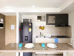 Apartment, 2 Bedrooms, Pool View | Private kitchen | Fridge, microwave, blender, griddle
