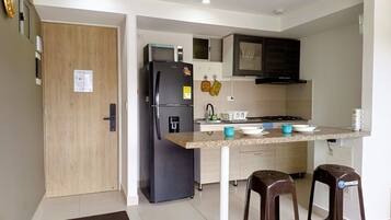 Departamento familiar, 2 habitaciones, vista a la alberca | Cocina privada | Refrigerador, microondas, licuadora y plancha de cocina
