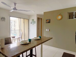 Apartamento família, 2 quartos, vista para a piscina | Cozinha privada | Geladeira, micro-ondas, liquidificador, chapa