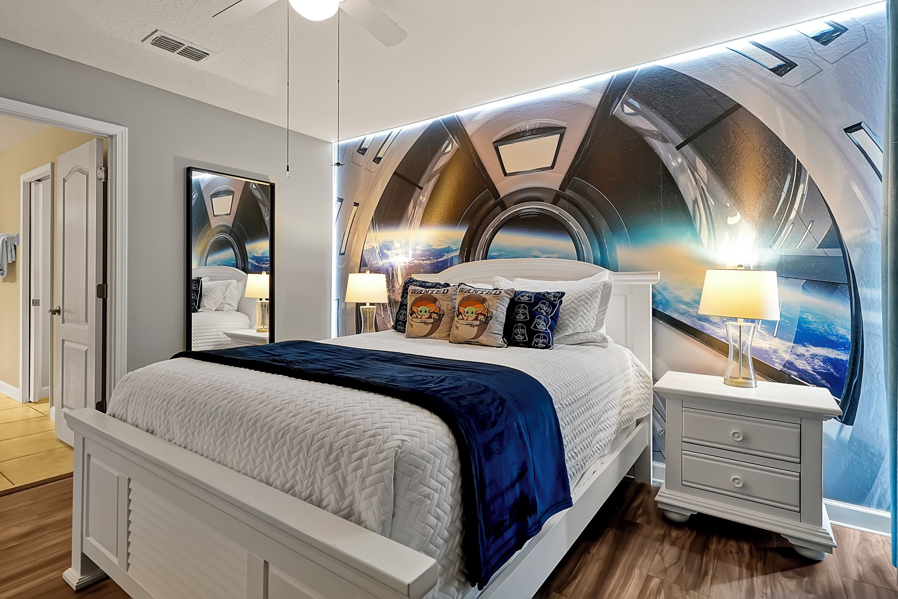 9 室のベッドルーム、デスク、アイロン / アイロン台、旅行用ベビーベッド