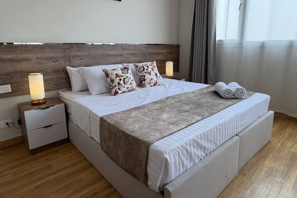 Royal Suite | Hypo-allergenic bedding available, down comforters, laptop workspace