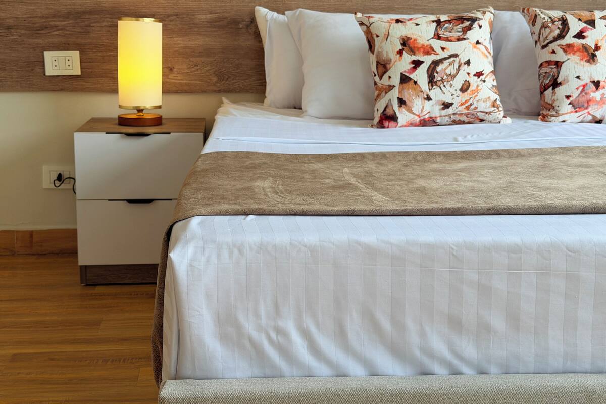 Deluxe Double Room | Hypo-allergenic bedding available, down comforters, laptop workspace