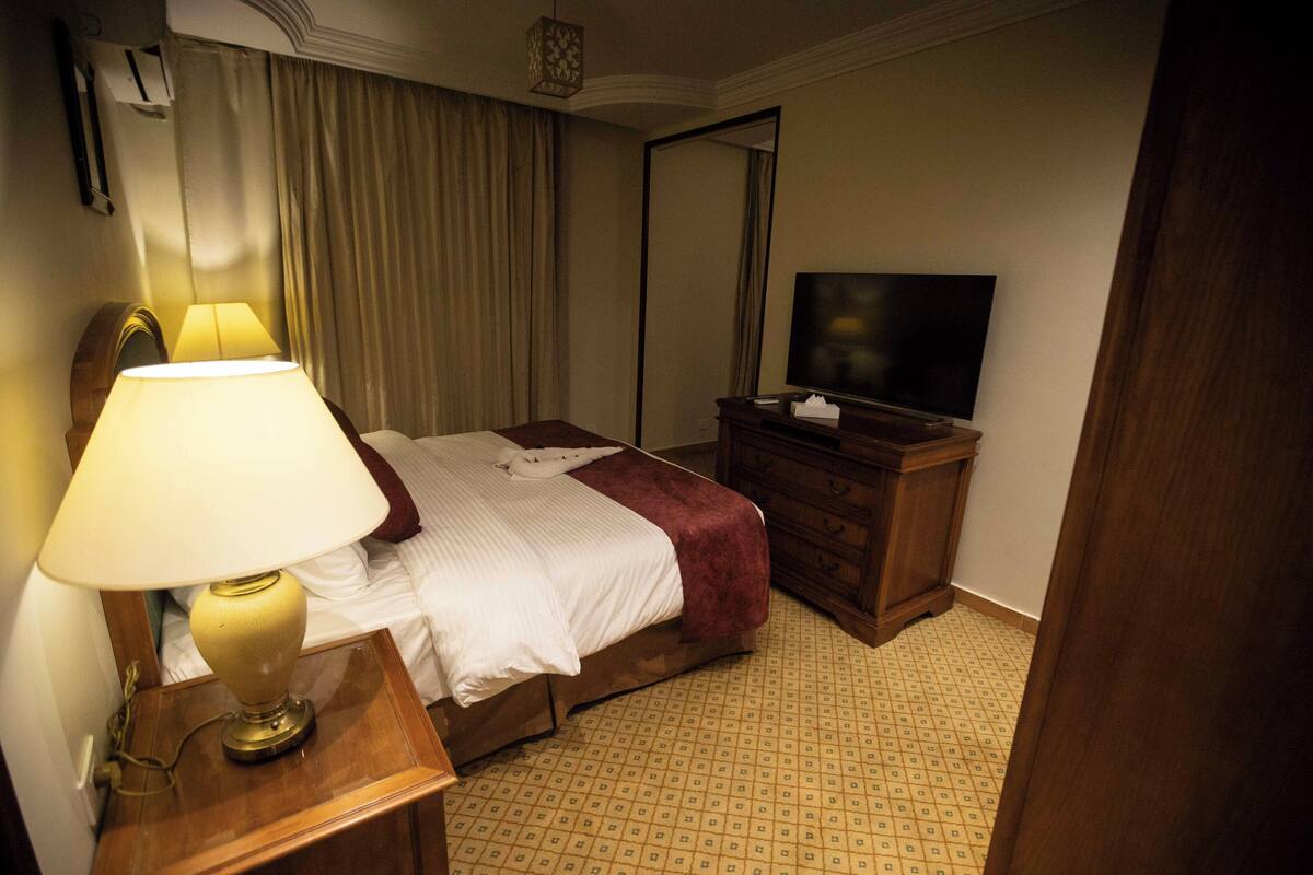 Deluxe Suite | Hypo-allergenic bedding available, down comforters, laptop workspace