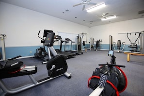 Et fitnesscenter med løbebånd, crosstrainere og styrkemaskiner.