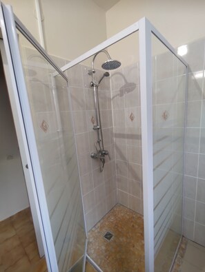 Douche, serviettes fournies, savon, papier toilette