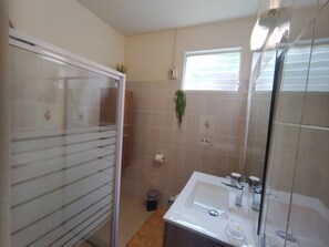 Doccia, asciugamani, sapone, carta igienica