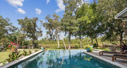 The Castle: Riverfront, Pool, hot tub, Full outdoor kitchen, deep water doc, gas fire pit & more!