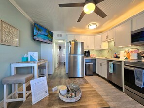 Réfrigérateur, four à micro-ondes, un four, surface de cuisson