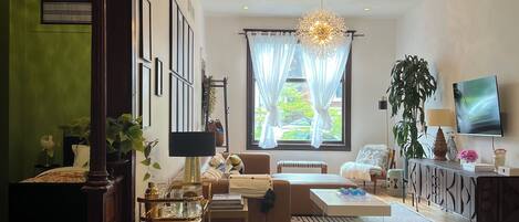 3 sovrum, skrivbord, strykjärn/strykbräda och resesäng