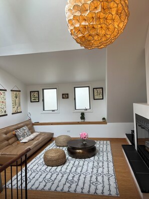 智能电视、壁炉、书、办公室