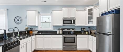 Køleskab, mikrobølgeovn, ovn, kogeplade