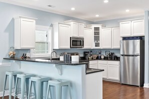 Kylskåp, mikrovågsugn, ugn och spishäll