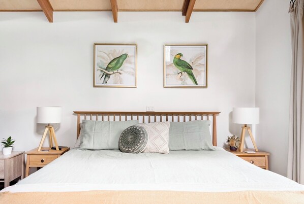 Iron/ironing board, WiFi, bed sheets - Dove Studio with Garden Patio (Byron Bay)