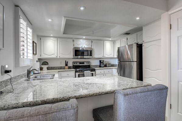 Private kitchen - Anasazi Golf Views w/ King bed (Phoenix)