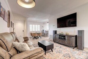 Living area - Anasazi Golf Views w/ King bed (Phoenix)