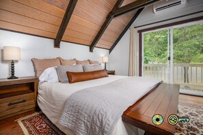 4 bedrooms, WiFi, bed sheets, wheelchair access - Pine Ridge Retreat - walk to ski slopes! (Mount Jackson)